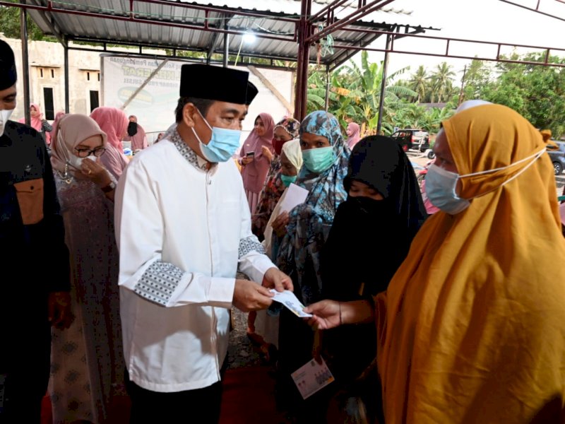 Bupati Sidrap Dollah Mando menyerahkan santunan. (Ist)