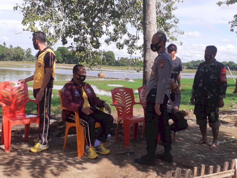 Kanit Binmas Polsek Polongbangkeng Selatan (Polsel) Polres Takalar, Aiptu Nurhajir melayat di rumah duka. (Foto: Rahmat)