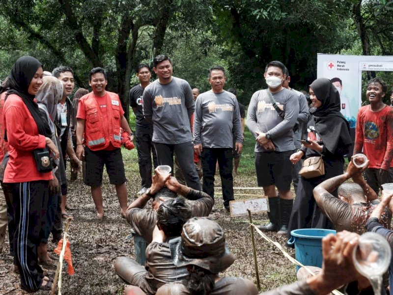 Ketua PMI Sulsel Adnan Purichta Ichsan menyaksikan kekompakan relawan PMI Se-Sulsel. (Ist)