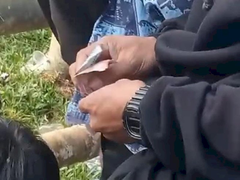 Taruhan atau judi yang marak di adu kerbau belum lama ini. (Foto: Istimewa)