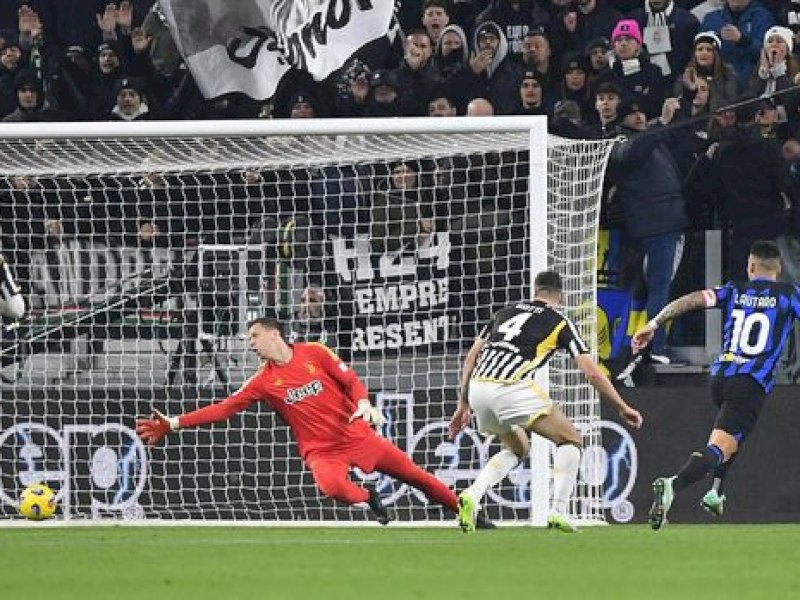 Pemain Inter Milan menjebol gawang Juventus. (int) 