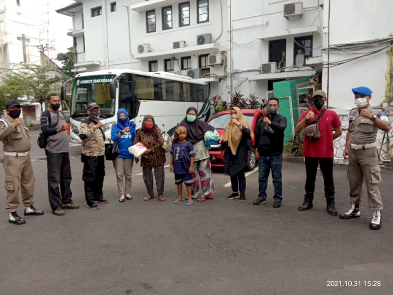 Penertiban anjal dan gepeng oleh Dinsos dan Satpol PP Makassar. (Foto: Nurjannah)