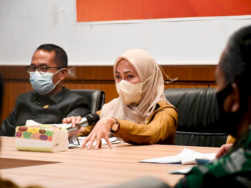 Bupati Lutra Indah Putri Indriani pimpin rapat tim pengendalian ketersediaan bahan pokok jelang lebaran. (Ist)