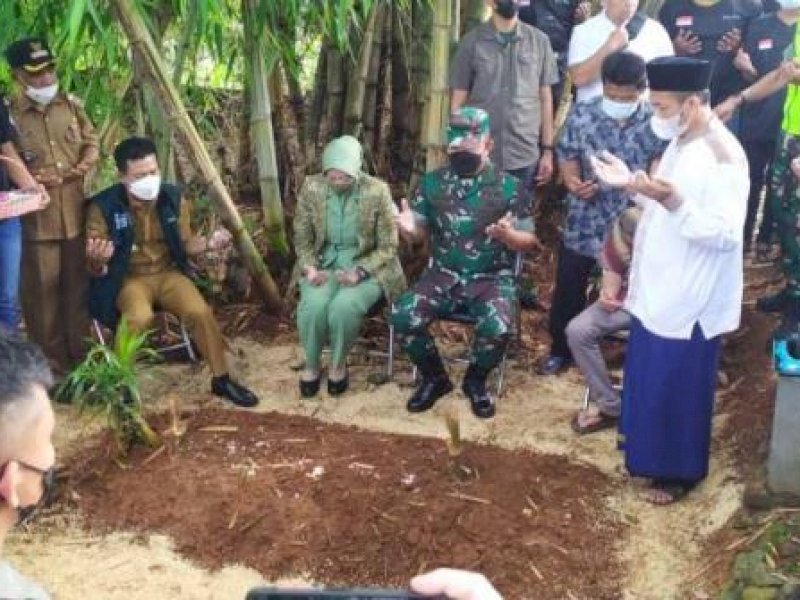 Kasad Jenderal&nbsp;TNI&nbsp;Dudung Abdurachman ziarahi makam sejoli korban tabrakan yang dilakukan 3 oknum TNI. (Foto: Int).