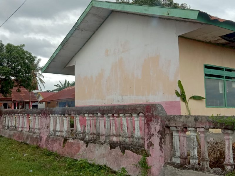 Kondisi gedung SDN 93 Jeneponto yang butuh perbaikan. (Mahmud Sewang)
