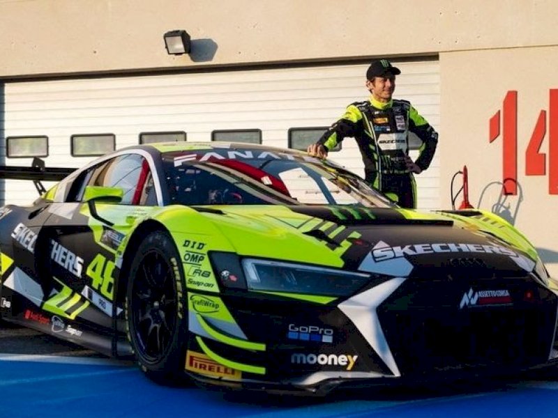 Rossi berpose menjadi pembalap Tim WRT di kejuaraan GT World Challenge. (Int)