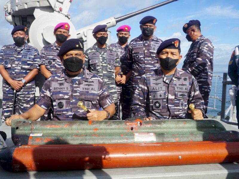 Danguskamla Koarmada II Laksamana Pertama TNI I Gung Putu Alit Jaya dan Danlantamal VI Laksamana Pertama TNI Benny Sukandari di atas geladak Buritan KRI Fatahillah-361. (Ist)