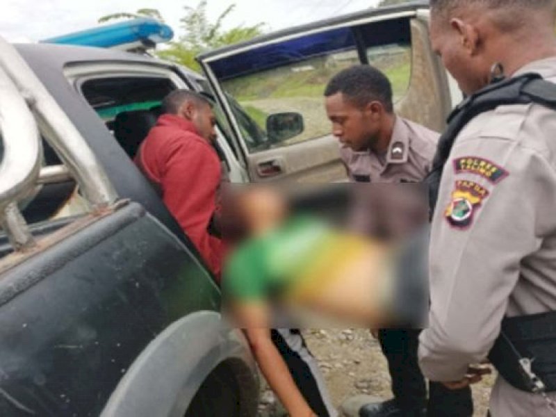 Petugas mengevakuasi Sertu Eka, prajurit TNI AD yang ditembak KKB di Yalimo, Papua. (Int)