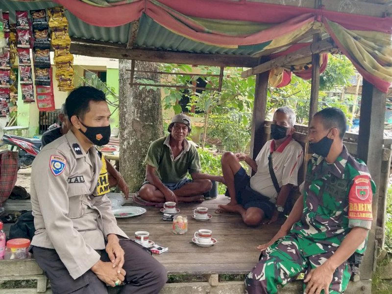 Babinsa Koramil 1426-07/Pattallassang bersama Bhabinkamtibmas kolaborasi kolaborasi gelar komsos. (Ist)