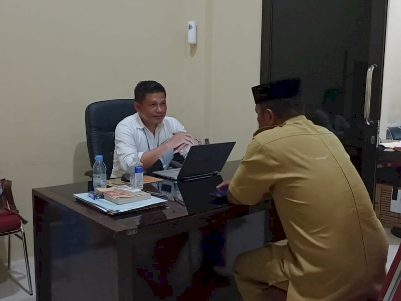 Kepala Desa Bonto Cinde Kecamatan Bissappu, Bantaeng, SF (47) saat diperiksa di Mapolres Bantaeng. (Ist)