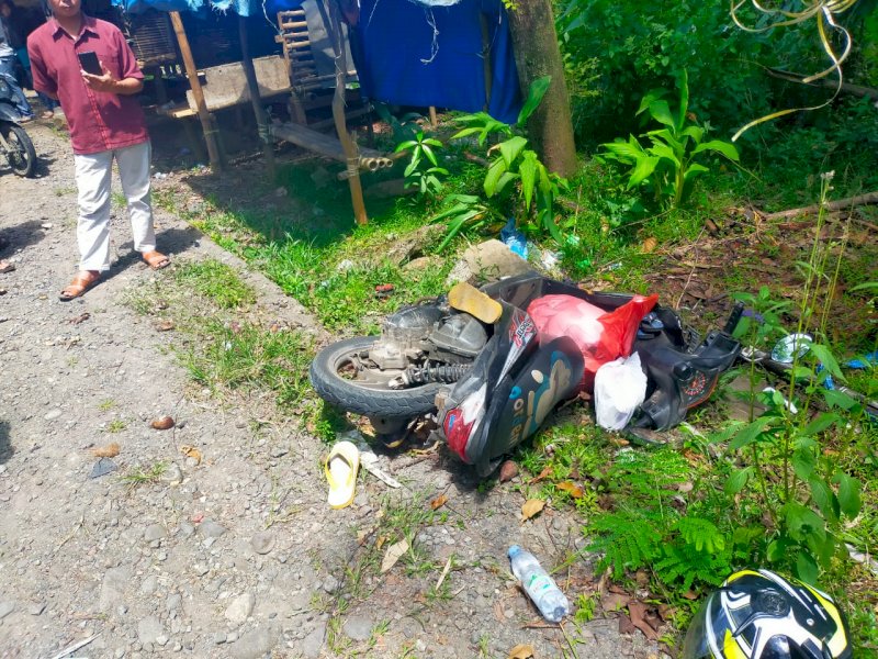 Motor yang dikendarai suami korban lakalantas di Gowa. (Ist)