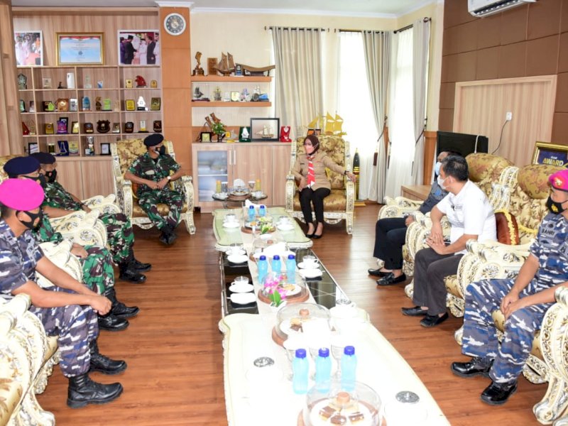 Aspotmar Danlantamal VI Kolonel Laut (P) Dominggus S. Misalayuk bertemu Bupati Luwu Utara Indah Putri Indriani. (Ist)