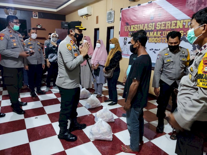 Kapolres Takalar AKBP Gotam Hidayat menyapa peserta vaksinasi. (Ist)