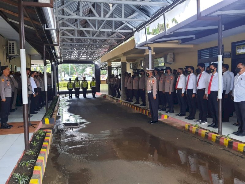 Wakapolres Takalar Kompol Abd Malik bersama seluruh PJU dan personel melaksanakan apel pagi. (Ist)