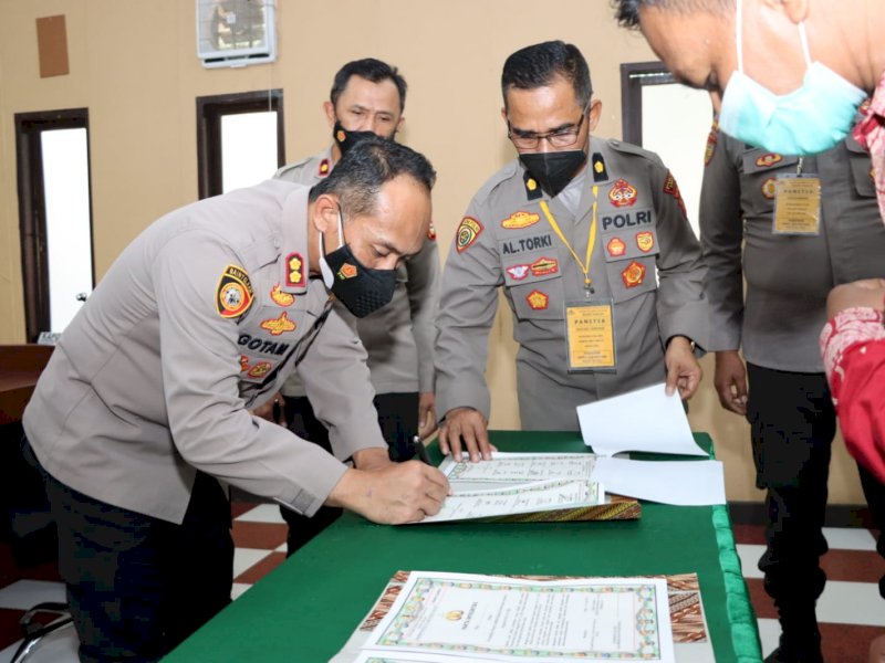 Kapolres Takalar AKBP Gotam Hidayat pimpin penandatanganan pakta integritas. (Ist)