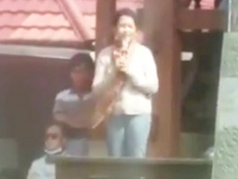 Etha Rimba Paembonan Tandi Payung saat berkunjung di Tongkonan To'Barana, Sa'dan. (Foto Screenshot)