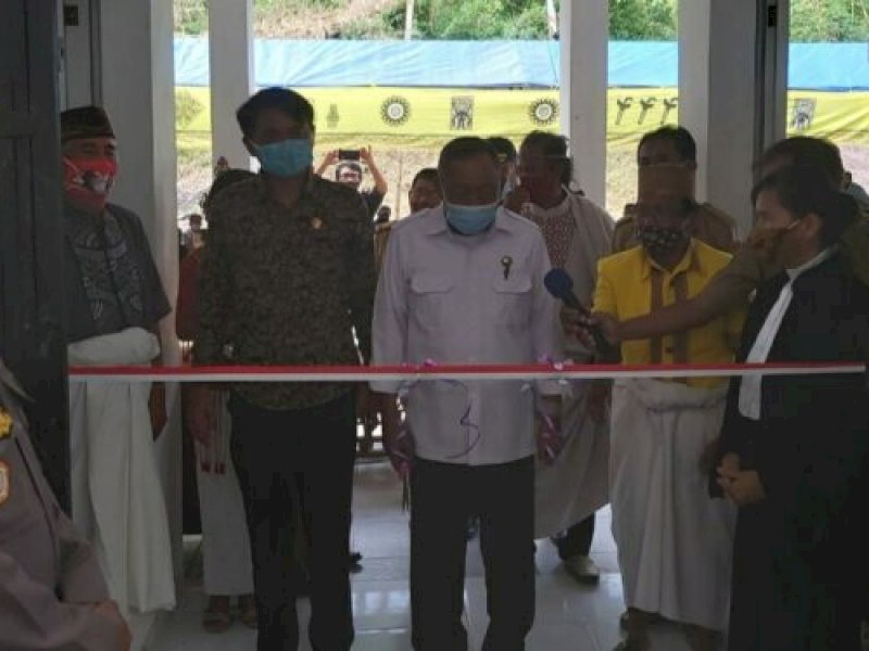Bupati Torut Kalatiku Paembonan saat meresmikan Pasar Rakyat di Lembang Nanggala