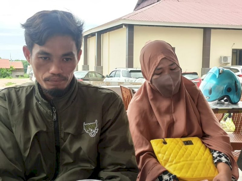 Keluarga tersangka saat melaporkan TR ke Propam Polres Bulukumba.