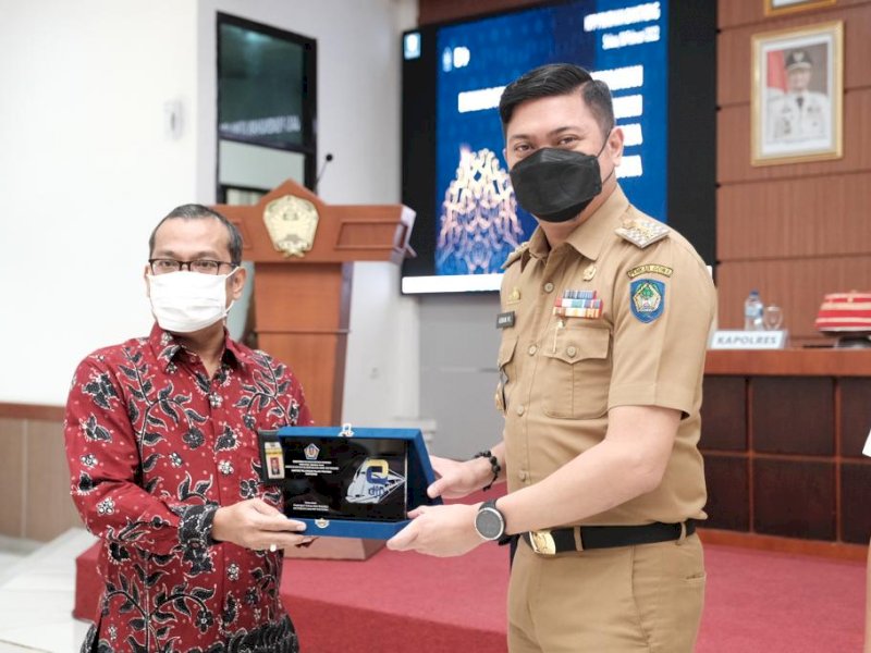 Bupati Gowa Adnan Purichta Ichsan bersama Kepala Kantor Pelayanan Pajak Pratama Bantaeng, Friday Glorianto. 