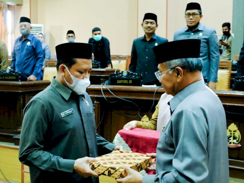 Bupati Jeneponto Iksan Iskandar menyerahkan LKPJ. (Ist)