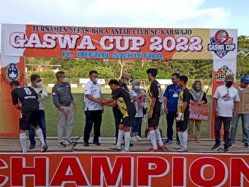 Bupati Wajo Amran Mahmud memberikan medali sekaligus menutup turnamen Gaswa Cup 2022. (Ist)