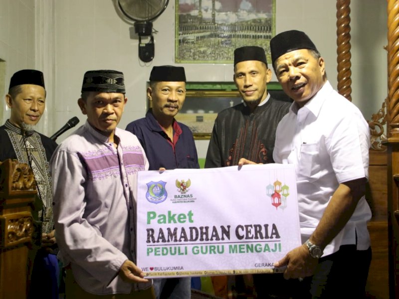 Bupati Bulukumba Muchtar Ali Yusuf memberikan paket bantuan. (Ist)