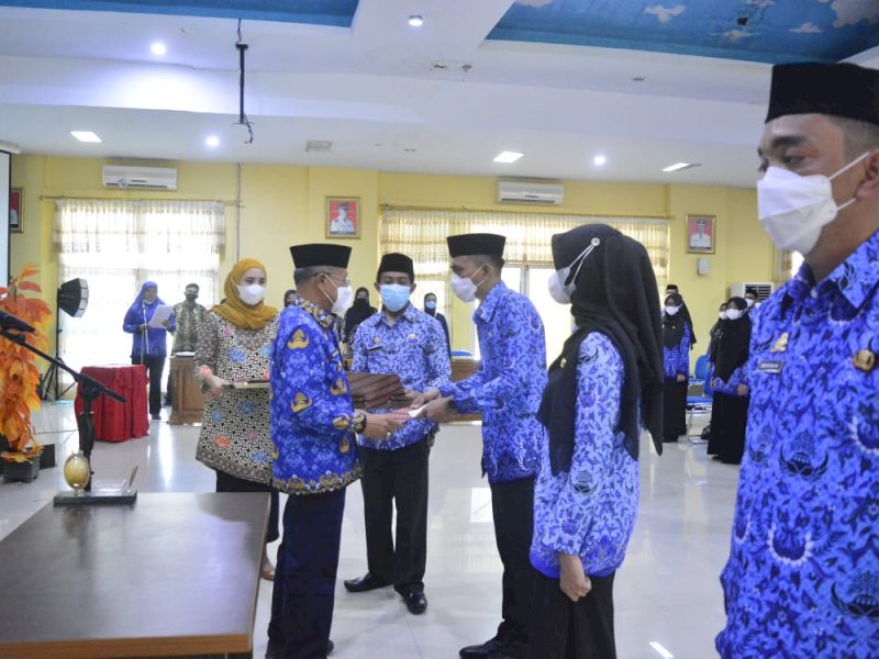 Bupati Jeneponto Iksan Iskandar memimpin penyerahan SK dan pengambilan sumpah/janji PNS formasi 2019 lingkup Pemkab Jeneponto di ruang pola Panrannuanta. 