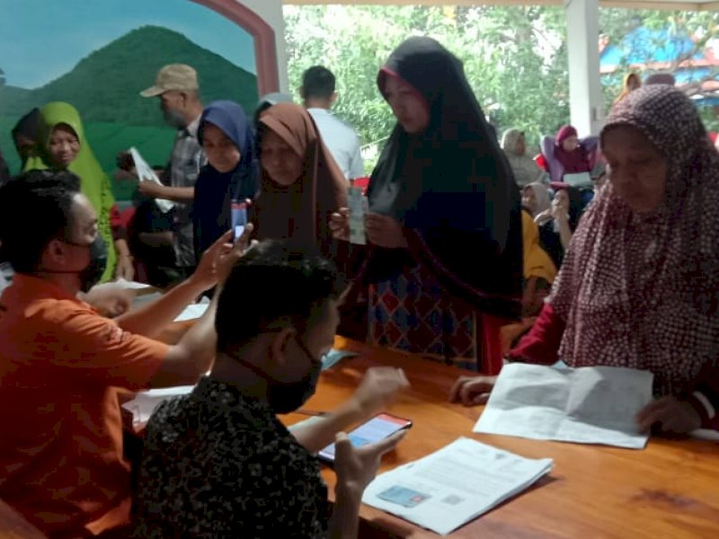 Warga Desa Kareloe Kabupaten Jeneponto menerima BLT. (Ist)