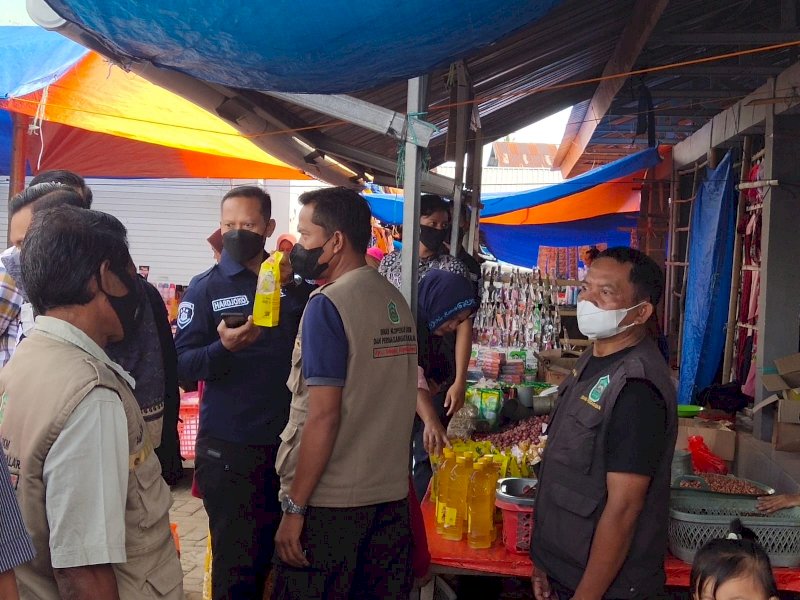 Satgas Pangan Polres Takalar bekerja sama dengan Dinas Perdagangan gelar operasi pasar. (Ist)