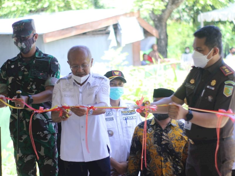 Bupati Jeneponto Iksan Iskandar ditemani Dandim dan Kajari Jeneponto meresmikan Rumah RJ. (Ist)
