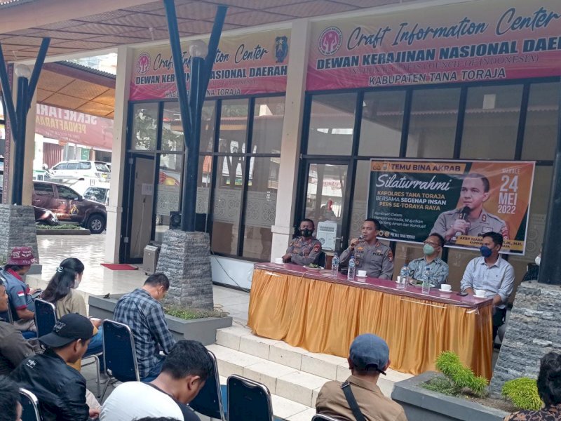 Kapolres Tator AKBP Juara Silalahi silaturahmi bersama insan pers. (Andarias)