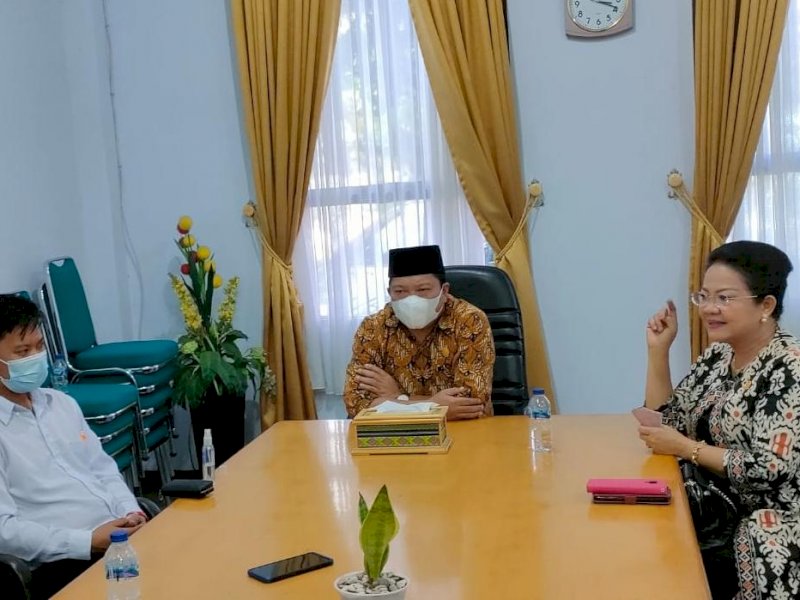 Ketua DPRD Tana Toraja, Welem Sambolangi bersama Anggota DPD RI, Lily Amelia Salurapa mengapresiasi pembangunan 32 tower di Tator. (Ist)