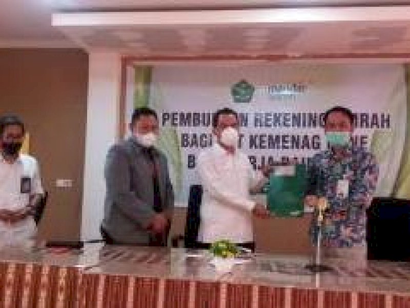 Kakan Kemenag Bone saat melaunching buku rekening umrah bagi PTT.