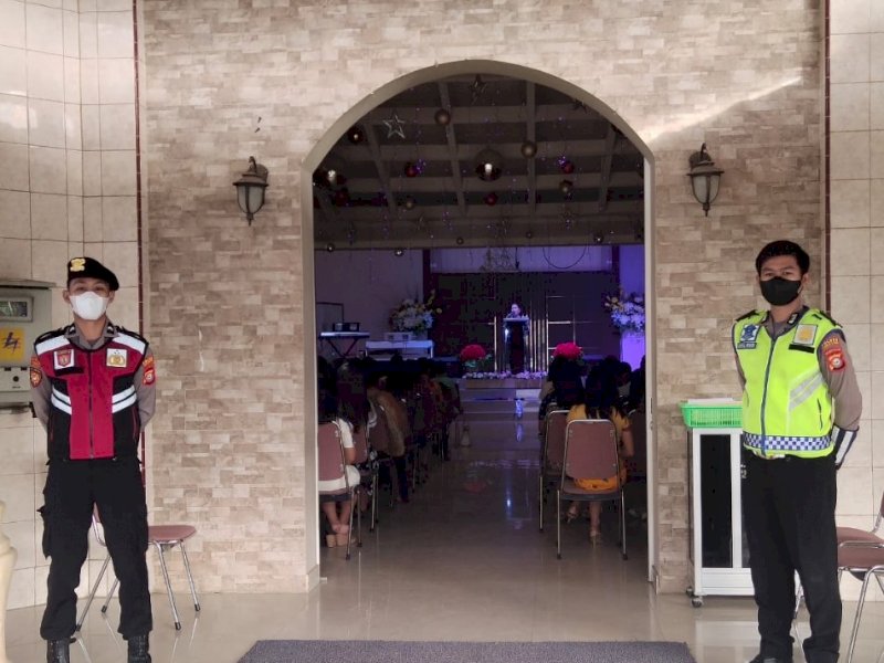 Personel Polres Torut lakukan pengamanan tempat ibadah. (Ist)