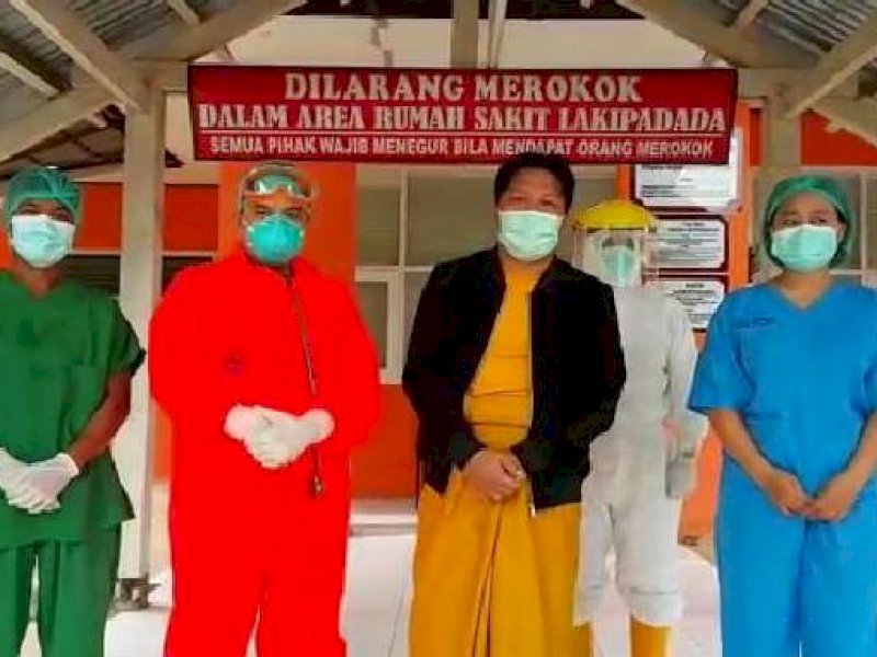 Ketua DPRD Tana Toraja, Welem Sambolangi bersama tenaga kesehatan RSUD Lakipadada.