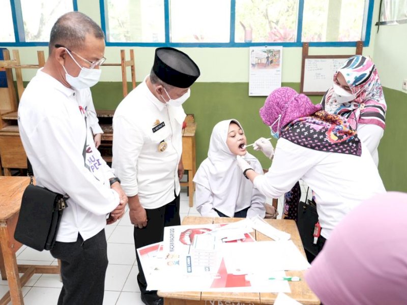 Wabup Gowa Kr Kio menyaksikan pemeriksaan gigi yang dilakukan PDGI Sulselbar dalam rangka baksos. (Ist)