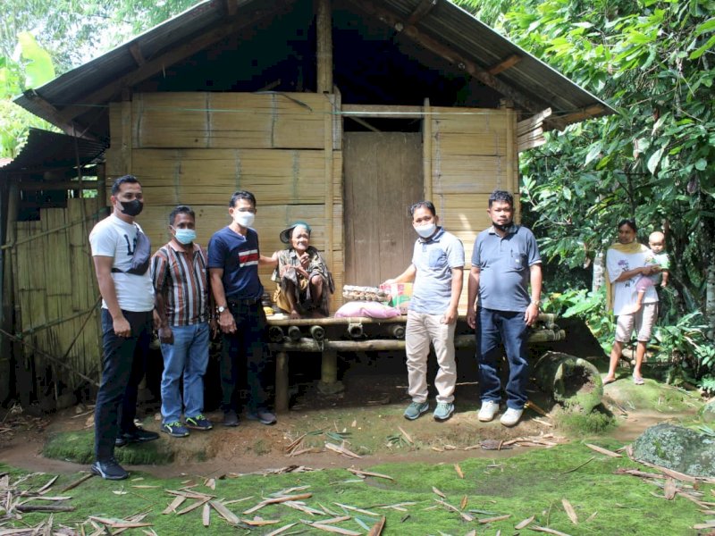 Plt Kadinsos Torut Martinus Manatin
memberikan bantuan paket sembako kepada kakek Tandi Salenda dan rumahnya akan direhab. (Ist)
