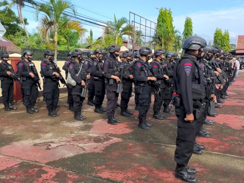 SSK personel brimob Bone amankan pelantikan kades di Sinjai. (Ist)