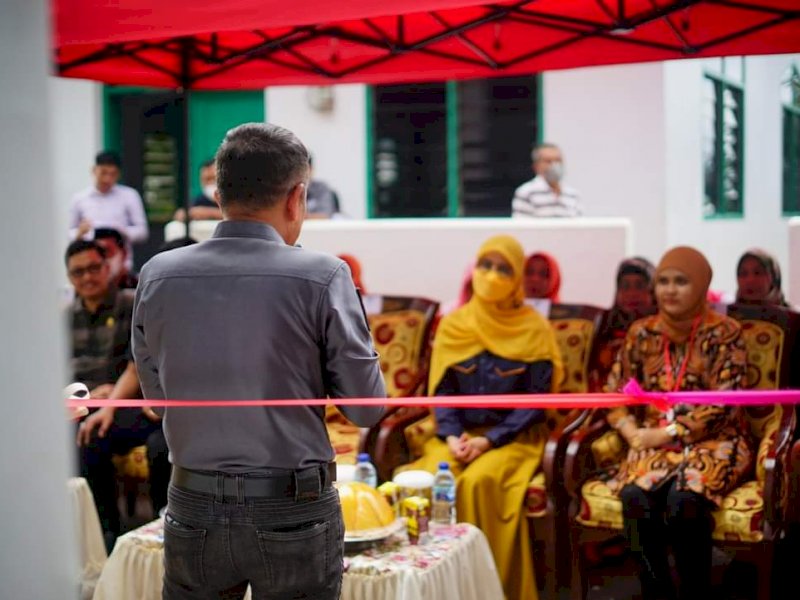 Sekda Bone Andi Islamuddin memberikan penjelasan usai resmikan gerai maskulin. (Ist)