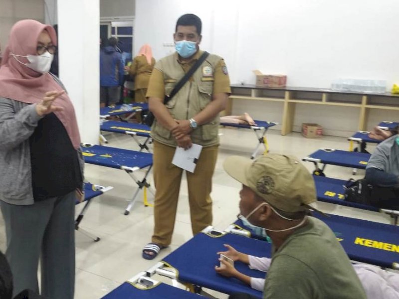 Lokasi pengungsian korban gempa Sulbar di aula kantor Dinsos Sulsel, Makassar.