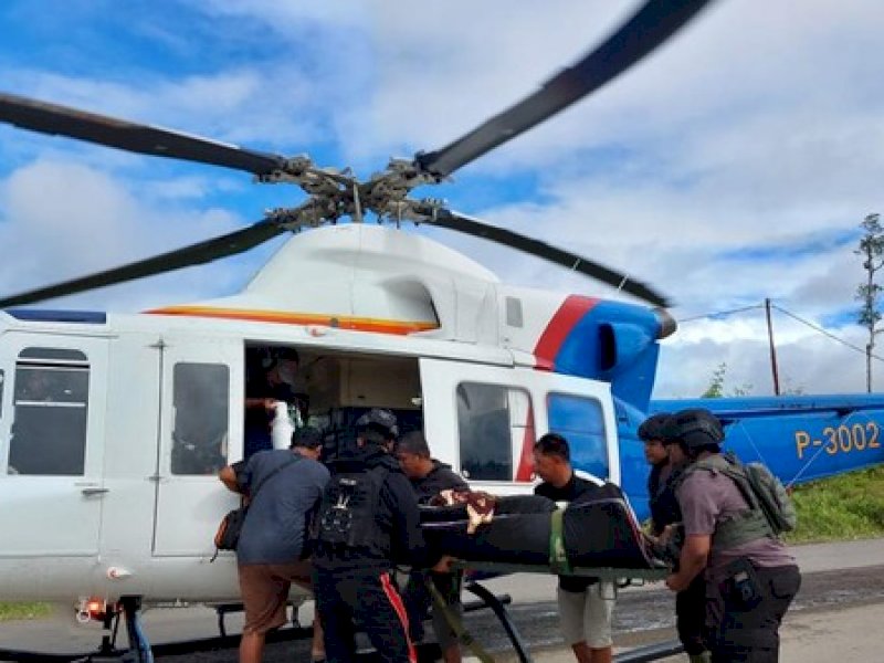 Korban pembantaian KKB di Nduga Papua dievakuasi ke helikopter. (int) 