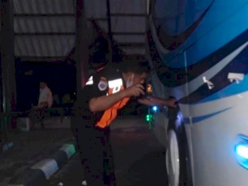 Petugas Dishub Makassar Periksa Kelaikan kendaraan umum di Terminal. 