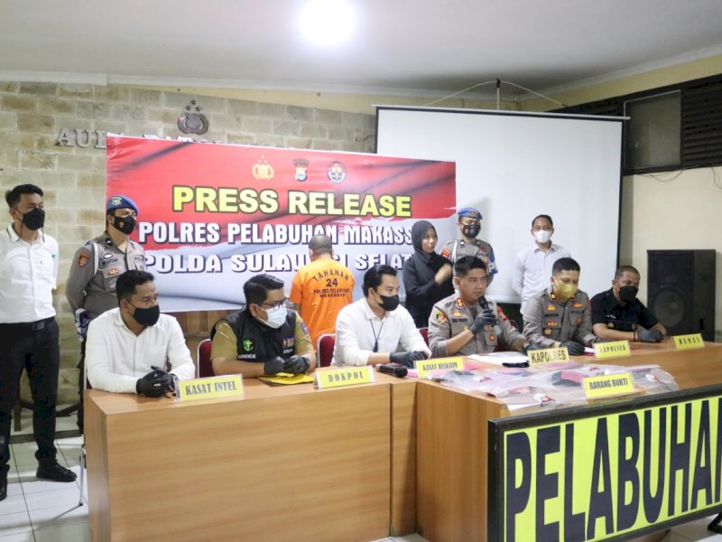 Kapolres Pelabuhan menggelar konferensi pers terkait pelaku pembunuhan di Wisma Himalaya Jl Tarakan, Makassar. (Ist)