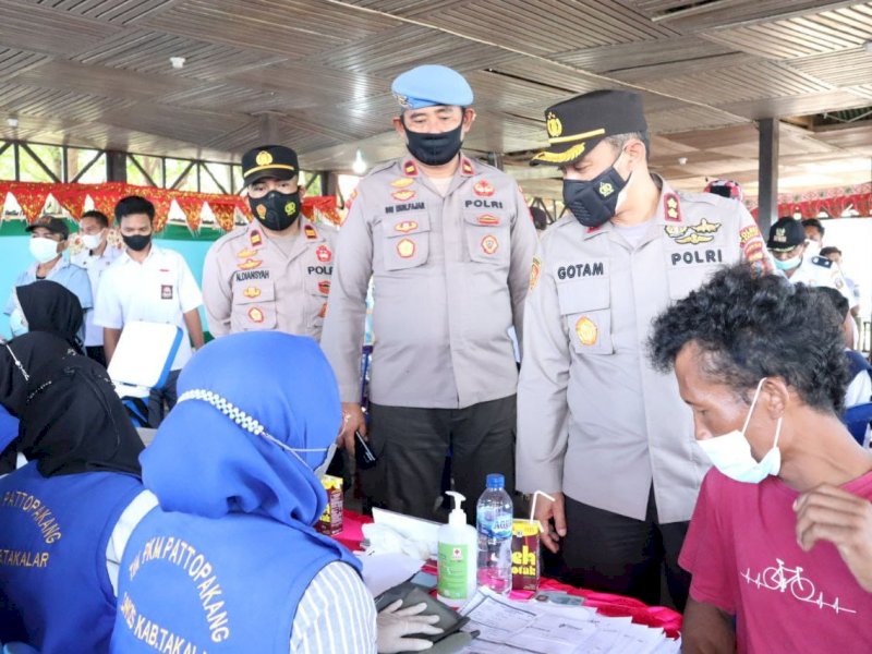 Kapolres Takalar AKBP Gotam Hidayat pantau vaksinasi. (Ist)