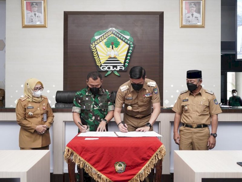 Bupati Gowa Adnan Purichta Ichsan bersama Dandim 1409/Gowa, Letkol Inf Prasetyo Ari Wibowo menandatangani kerjasama dalam peremajaan pohon pelindung. (Ist)