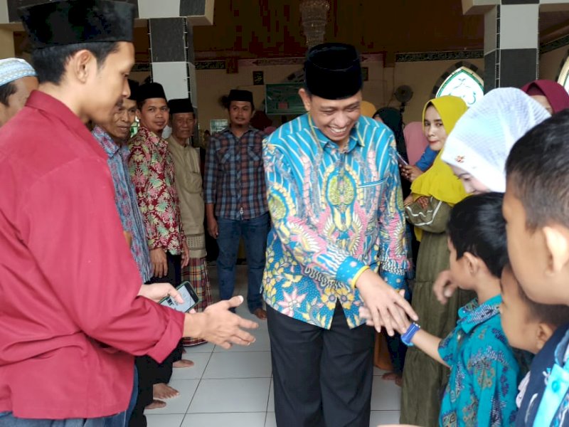 Bupati Wajo Amran Mahmud menyapa pelajar di Kota Sengkang. (Ist)