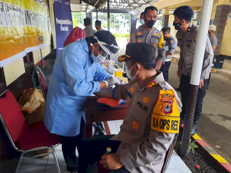 Kapolres Takalar AKBP Gotam Hidayat melakukan pemeriksaan kesehatan. (Ist)