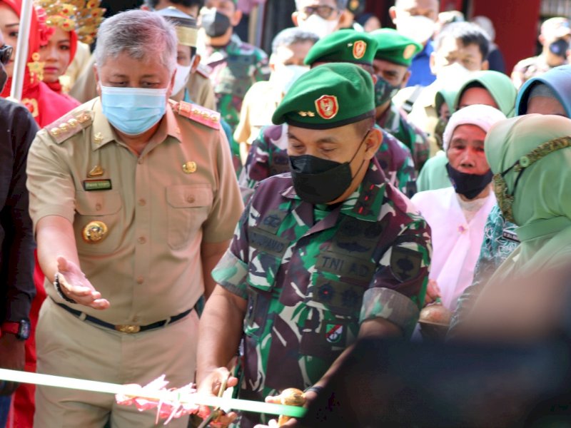 Bupati Pinrang Irwan Hamid dampingin Pangdam Hasanuddin Andi Muhammad. (Ist)