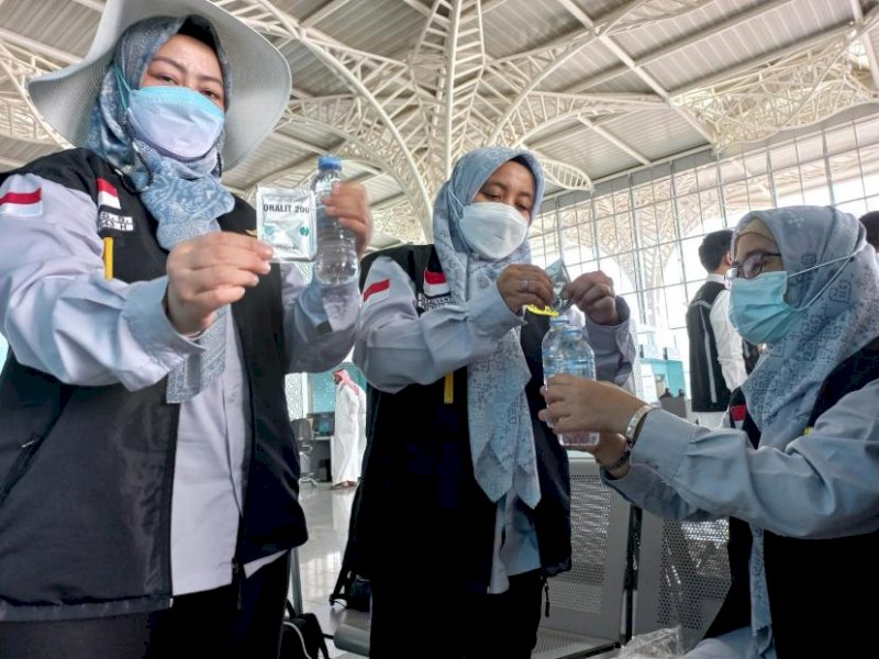 Petugas tim promosi kesehatan PPIH Arab Saudi bidang kesehatan sedang mempraktikkan cara membuat minuman elektrolit. (Int)