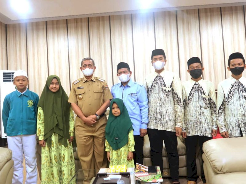 Amran Mahmud bersama Enam Kafilah Wakili Wajo Festival Anak Saleh Indonesia Tingkat Nasional. (Ist)
